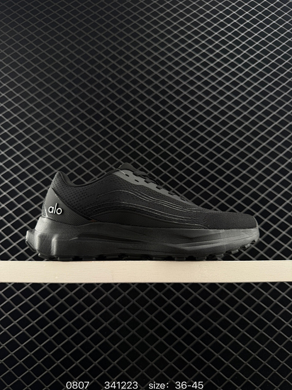115 alo yoga Alo Runner 舒适百搭防滑透气 低帮跑步鞋 原版开发 独家私模打造  采用环保纤维革鞋面材质 外置加厚耐磨防滑橡胶大底 经典百搭鞋型 内里隐形增高鞋垫  官方货号：A