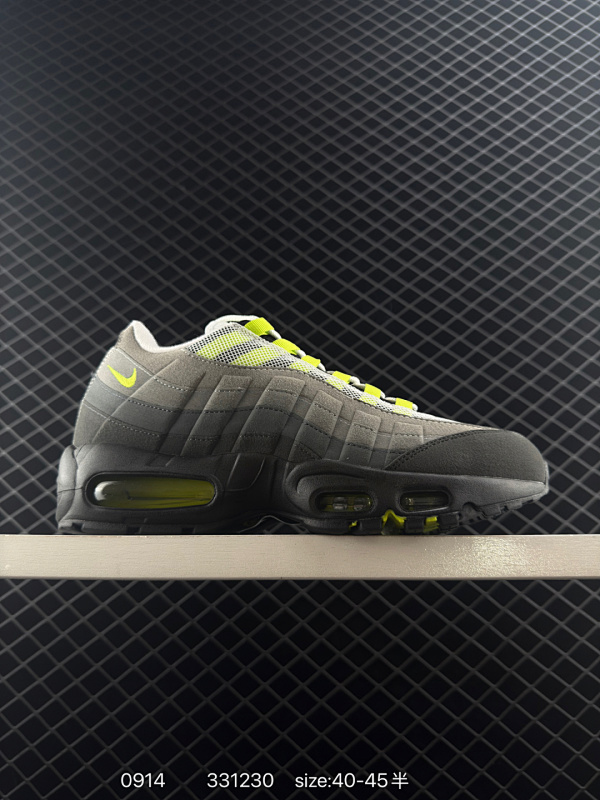 150 耐克 NIKE AIR MAX 95 SP 耐克 气垫复古慢跑百搭鞋休闲运动鞋这双鞋采用前脚掌开窗式气垫 这种设计在当时是前所未有的 鞋带孔的设计灵感来自人体肋骨 而鞋底支撑片则模仿了人体脊柱