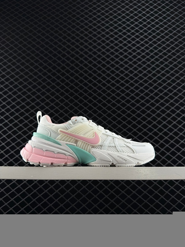 150 公司级✅耐克NIKE V2K RUN跑步鞋复古风潮 网面透气运动鞋 灰银紧致的鞋面材质提供良好的包裹性鞋侧 Swoosh以及鞋头部分搭配增添不少亮点的镀铬细节鞋垫上印有Bill Bowerma