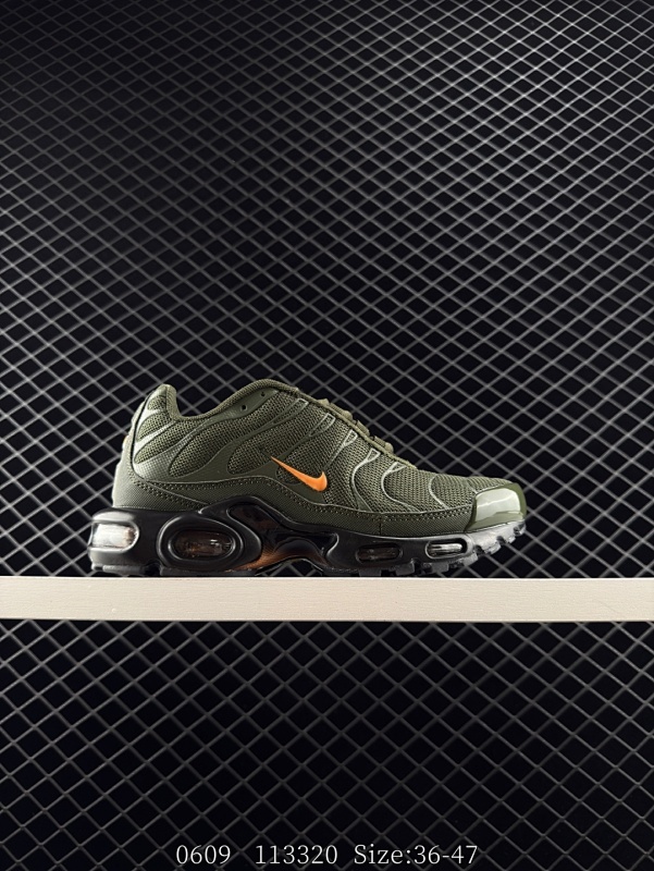 100 Nike/耐克 Nike Air Max Plus是Nike旗下另类鞋款的代表，TN 它诞生于1996年，是第一款使用TunedAir气垫的跑鞋，其特点就在于实现各气室间气压的自动调节。如今，
