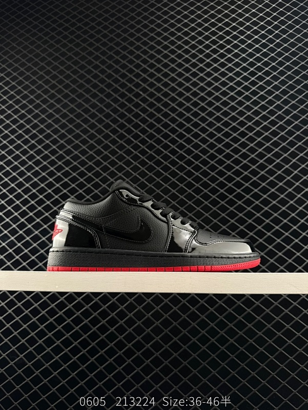 120 耐克 乔丹Air Jordan 1 Low AJ1 乔1 乔丹1代aj1 低帮复古文化休闲运动篮球鞋 从1985 年面世的元年款汲取设计灵感，采用简洁大方的经典外观，熟悉中带一抹新颖。此款运动