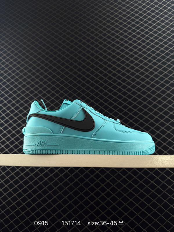 70 耐克 空军一号 AF1 低帮休闲板鞋 Ambush x Nk Air Force 1'07 Low SP 空军一号联名标志性的Swoosh延伸至鞋跟之外，鞋舌和鞋垫上印有AMBUSH品牌标志，整