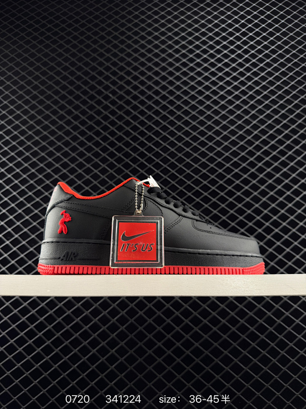 120 公司级✅耐克Nike AIR FORCE 1‘07 空军一号低帮百搭休闲运动板鞋。柔软、弹性十足的缓震性能和出色的中底设计，横跨复古与现代的外型结合，造就出风靡全球三十多年的Force 1。