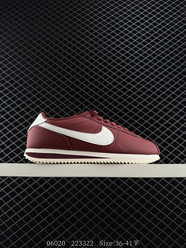 110 耐克NIKE CLASSIC CORTEZ NYLON PREN 全新配色经典阿甘休闲跑步鞋 纯粹而执着的精神，使得Cortez种在了一代人的心里，无论是否喜欢它复古的鞋型，一双Nike Cl