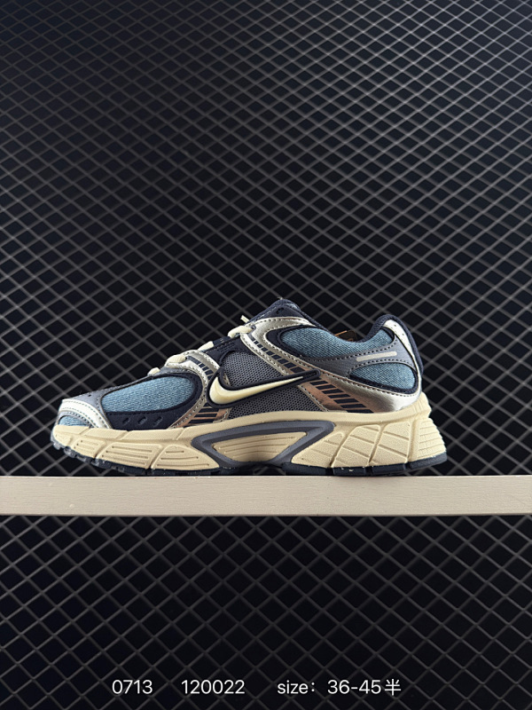 110 Nike/耐克 男女鞋真标半码制，采用环保纤维革饰片组合网眼布鞋面材质，中底搭载EVA轻量缓震，外置防滑耐磨橡胶外底❗️复古气质十足!全新耐克Nike V5 Runner V5慢跑系列经典复古