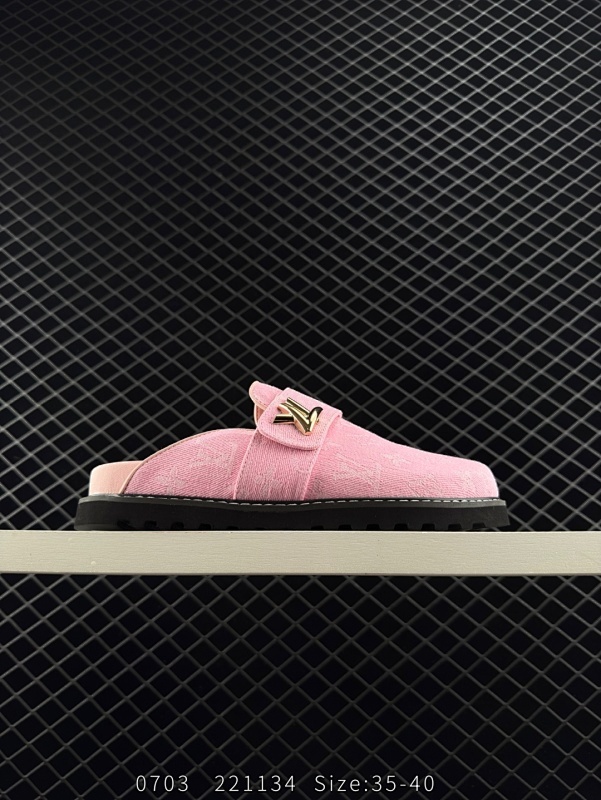 170 公司级✅LOUIS VUITTON Cosy comfort 牛仔布 平底圆头 路易威登 穆勒鞋 防滑包头拖鞋 这款易于穿着的便鞋通过精致的细节提升了档次 包括皮革滚边和可调节皮革带 带有LV