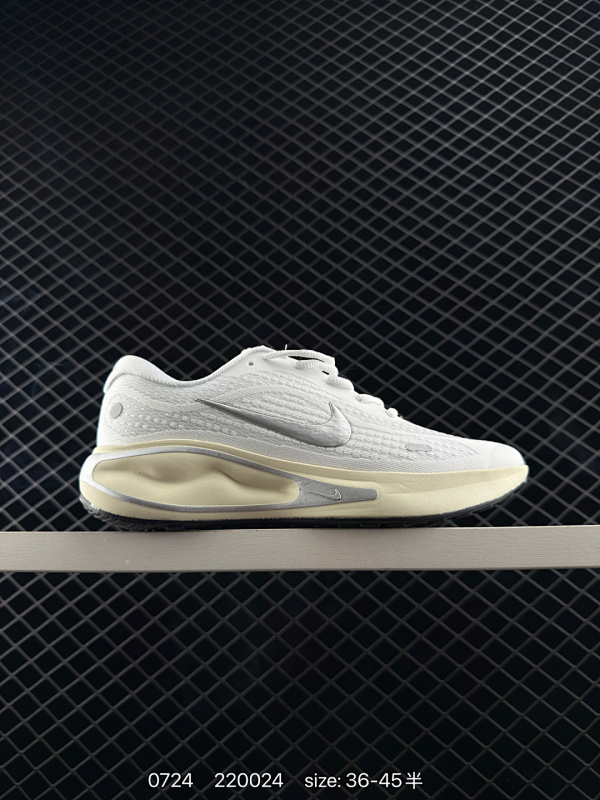 120 Nike Journey Run 耐克 低帮 灰银 旅程慢跑系列低邦轻质缓震休闲运动公路跑步鞋 鞋款整体以灰色为主色，侧身银色Swoosh Logo为点缀，搭载柔软厚实的ComfiRideth