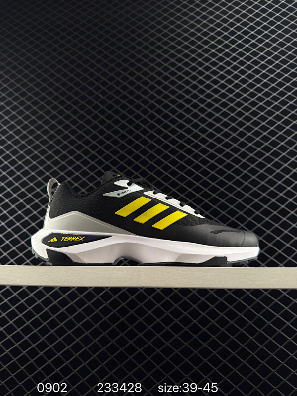 140 阿迪达斯Adidas Climacool 清风跑鞋凭借全方位透气设计 鞋面采用了网布 + TPU 支撑骨架设计，兼顾透气性和包裹性 鞋底多段镂空设计既方便弯折，又能使鞋底拥有透气性，带来全方位