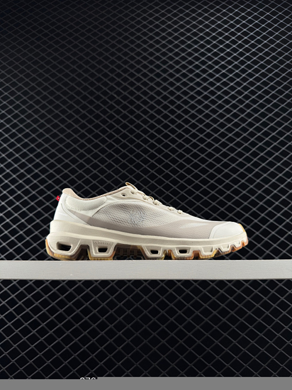 150  男女鞋采用工程纺织布组合再生聚酯纤维鞋面材质，搭载独家隐藏速度中板，镂空CloudTec®️科技泡棉缓震中底❗️黑科技“跑”出圈的时尚运动新宠，来自瑞士运动品牌-昂跑ON Running C