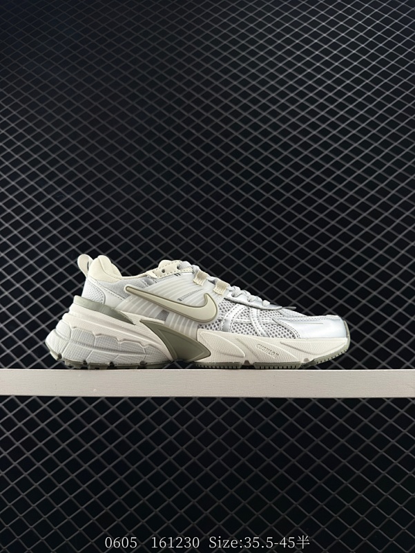 150 耐克NIKE V2K RUN跑步鞋复古风潮 网面透气运动鞋 灰银紧致的鞋面材质提供良好的包裹性鞋侧 Swoosh以及鞋头部分搭配增添不少亮点的镀铬细节鞋垫上印有Bill Bowerman头像