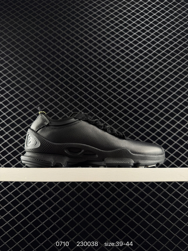 190 ECCO爱步运动男鞋 25年新款百搭跑步健身鞋  健步BIOMC25周年全新款式  鞋面采用迪尼玛牛皮 轻盈柔韧耐磨 提供抗撕裂性能 自然律动科技 符合人体工学鞋楦 贴近足部形态  穿着更舒适