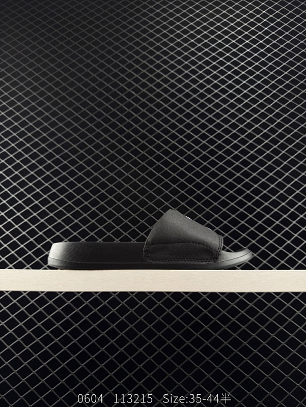 75 MLB New York Yankees 拖鞋 字母印花 韩国限定MLB 字母百搭潮流款情侣拖鞋  代购专属 原厂代工轻量发泡鞋底 环保复合去臭材质 鞋面采用合成革材质 穿脱自如 舒适大底高弹减