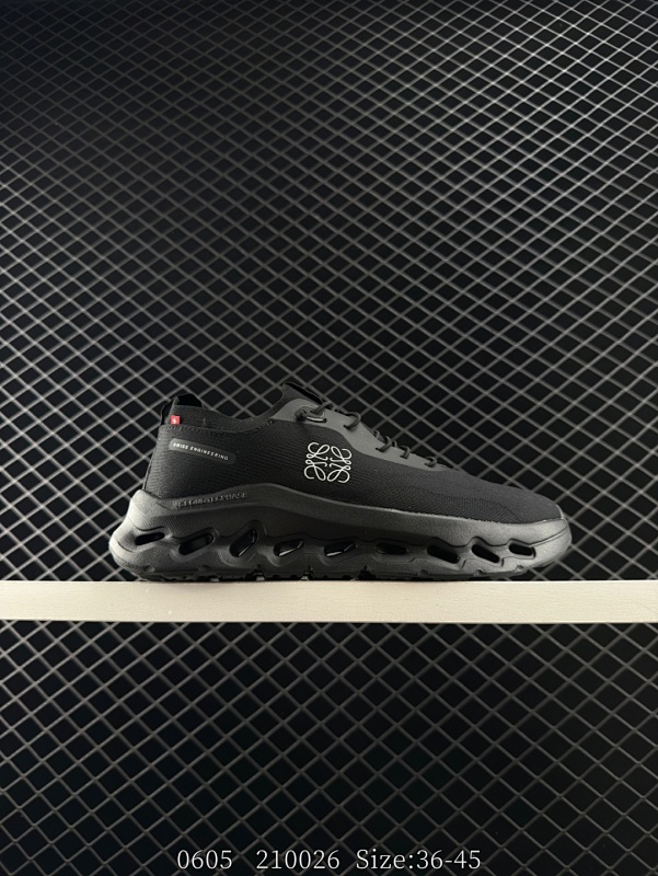 130 男女鞋真标半码制，采用人体工程超薄透气网织布鞋面材质，搭镂空CloudTec®️科技泡棉缓震加厚中底，外置耐磨防滑橡胶底片❗️为跑者造浪，来自瑞士运动品牌-昂跑西班牙百年皮具奢华品牌/罗意威L