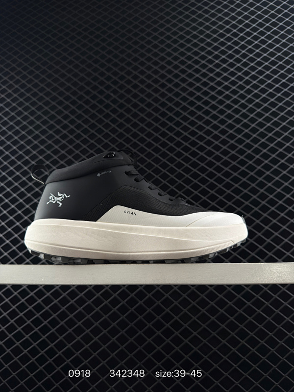 240 Arcteryx始祖鸟 NORV AN LD 3 覆盖防水 低帮户外登山徒步鞋 特有的独立衬垫 穿着更合脚 带有Gore-Tex防水内衬 提供透气性和防风雨性能 同时内靴带有橡胶平底 与外靴分