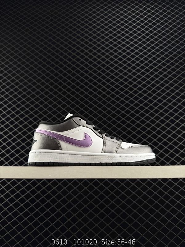 100 Air Jordan 1 Low 低帮 暗夜紫 AJ1 乔丹1代 aj1 乔1 低邦 紫黑 乔丹篮球鞋系列 鞋身整体以优质白色皮革面料打造，搭配暗夜色框架覆盖层，营造出十分低调又美观的配色组合