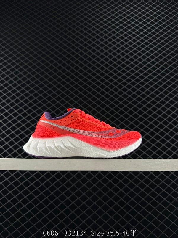 170 公司级✅SAUCONY索康尼 ENDORPHIN PRO系列啡鹏4男女低帮缓震跑步鞋  索康尼推出的EndorphinPro4跑鞋是一款外观激进但脚感舒适的跑鞋，采用了全新的中底设计和鞋面工程