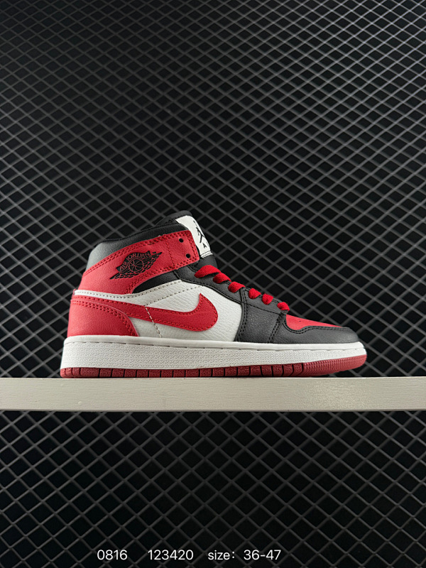 100 Air Jordan 1 Mid “Bred Toe” AJ1 中帮 这款中帮脚趾融合了两大超经典配色，Bred 黑红和 Black Toe 黑脚趾的经典装扮双双入镜，带来熟悉又耳目一新的视觉