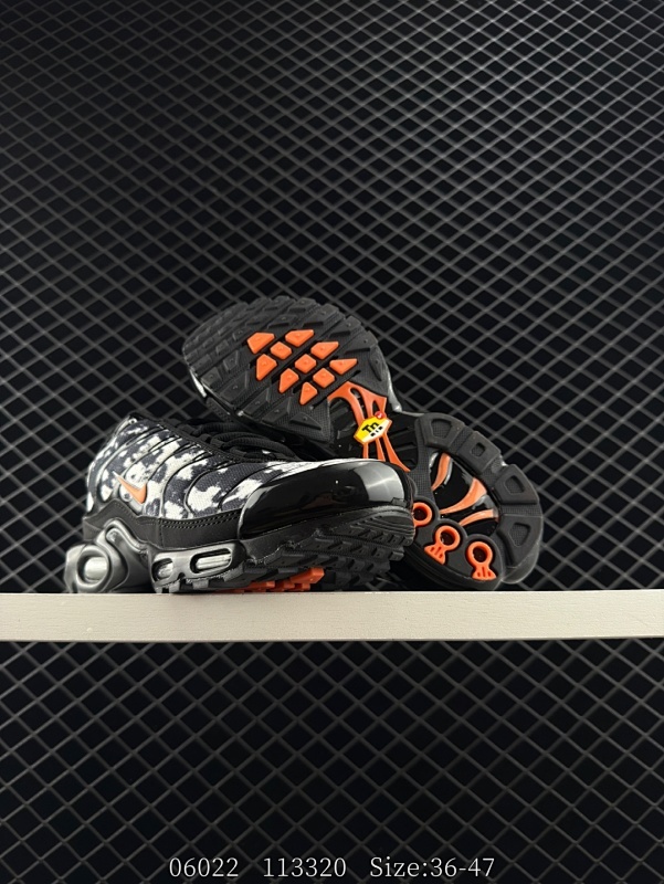 100 Nike Air Max Plus 耐克 轻便缓震 耐磨大气垫系列 跑鞋 全新的鞋面材质搭配TPU波浪纹理与内靴设计 打造如袜子般的贴合支撑体验 带来更加舒适的支撑于包裹感受 动态网状鞋带系统