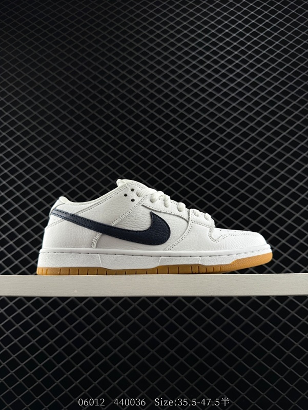 180 公司级✅Nike SB Dunk Low “Orange Label” 白蓝生胶整体鞋身非常干净纯白色配上白蓝的 Swoosh 鞋底是黄色生胶配色鞋垫里有两个 Nike SB 的 LOGO，这
