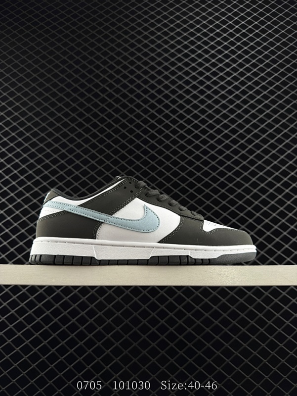 150 公司级✅Nike Dunk Low 黑白蓝 此款以简约大方的造型设计，给人以随性休闲的时尚格调，穿着舒适轻便，运动灵活自如，满足日常个性穿搭。 货号: IB3079-100 Size: 40