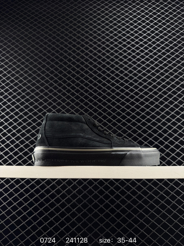 140 新品可预定‼️ NEIGHBORHOOD x Vans 2023 联名系列将于 12月23号官方同步发售 两双 Sk8-Mid 一共有两种配色分别是全黑与奶茶。设计思路与上一次联名展现最高规格