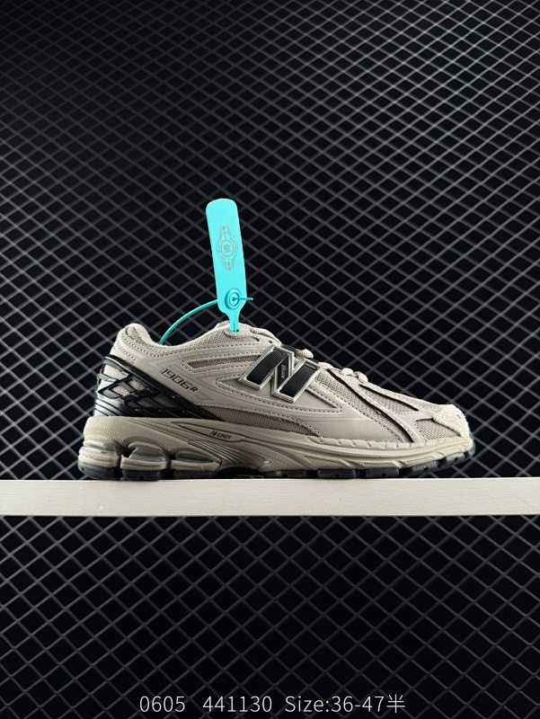150 New Balance M1906系列 复古单品宝藏老爹鞋款 公司级 复古元素叠加 质感超级棒 楦版型材料细节做工精细 作为NB最经典的档案鞋型之一 与2002一样，1906有着NB最成熟的技