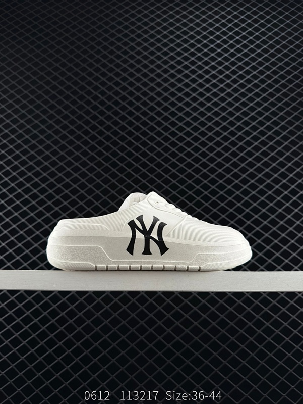 85 MLB NEW MOUND MONO夏季单品 韩国代购品质 MLB拖鞋 NY美国榄球洋基队限定 x 韩国限定MLB 字母百搭潮流款情侣拖鞋 原厂代工轻量发泡鞋底#环保复合去臭材质❗ 货号：3
