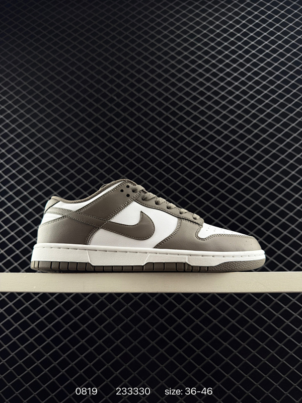 170 Nike Dunk Low "Dark Smoke Grey" 耐克 SB 低帮 黑灰色 鞋款整体由黑色磨砂打造，搭配灰色麂皮框架覆盖层，使鞋款十分百搭；灰色的麂皮质感稍显粗糙，但做旧质感拉满