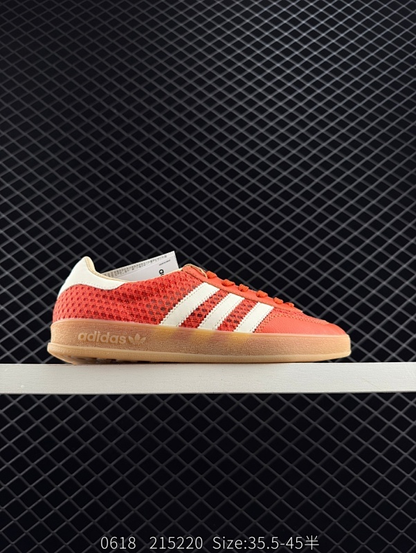 100 阿迪达斯 Adidas Originals Gazelle Indoor复古三叶草防滑透明橡胶板鞋经典运动鞋。这款经典鞋,忠于原版设计,缀撞色三条纹和鞋跟饰片。采用透气网面鞋面,穿着舒适,搭配