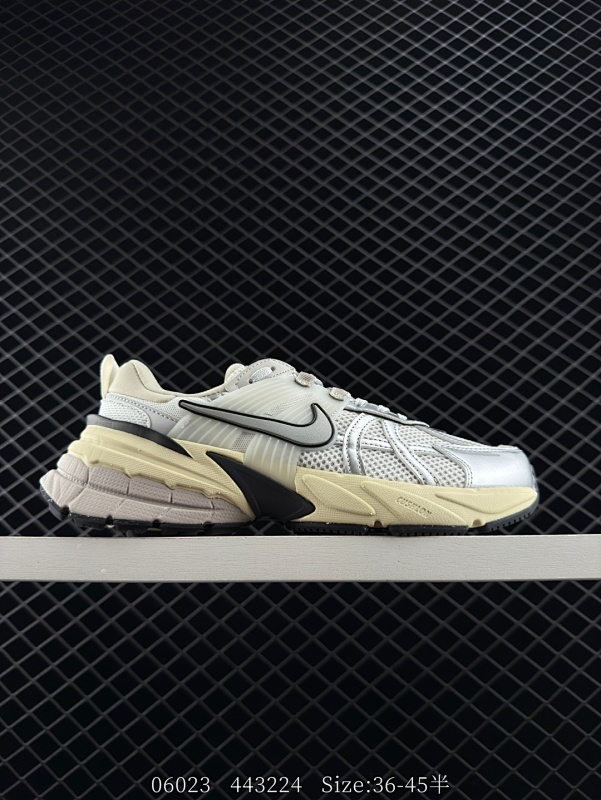 120 耐克NIKE V2K RUN跑步鞋复古风潮 网面透气运动鞋 灰银紧致的鞋面材质提供良好的包裹性鞋侧 Swoosh以及鞋头部分搭配增添不少亮点的镀铬细节鞋垫上印有Bill Bowerman头像