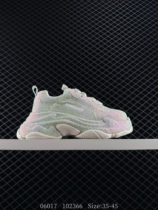 330 Balenciaga 巴黎世家3.0低帮老爹鞋 Balenciaga3.0 Track.2 Open Sneaker 巴黎世家3.0 三代户外概念鞋 #鞋面采用176块部件组成 ,整双鞋子从头