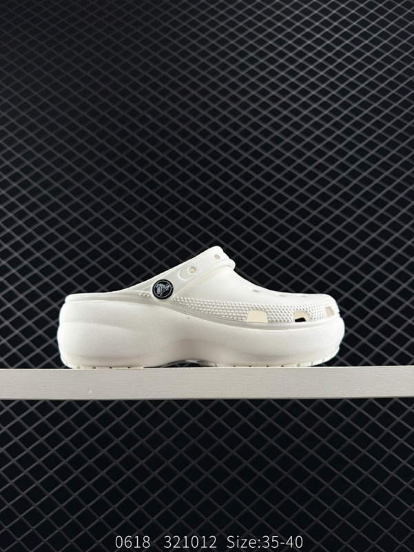 60 卡骆驰 泡芙Crocs Classic Clog 卡骆驰系列休闲沙滩洞洞拖鞋凉鞋 超轻Croslite专利材料打造 鞋面更加耐用易清洗 该鞋款轻盈舒适 2002年 经典克骆格诞生 秉承外形简单