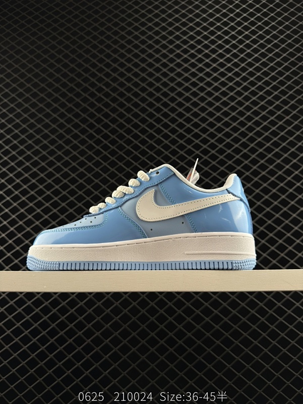 120 公司级✅耐克Nike AIR FORCE 1‘07 空军一号低帮百搭休闲运动板鞋。柔软、弹性十足的缓震性能和出色的中底设计，横跨复古与现代的外型结合，造就出风靡全球三十多年的Force 1。