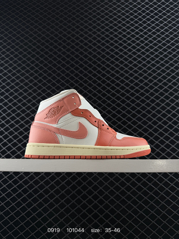 220 Air Jordan 1 Mid WMNS 中帮 粉蓝色 AJ1 乔丹1代 aj1 乔1 中邦 蓝白粉 乔丹篮球鞋系列 鞋款以白色、紫色和粉色皮革混搭而成，鞋身整体采用白色皮革打造，搭配蓝色皮