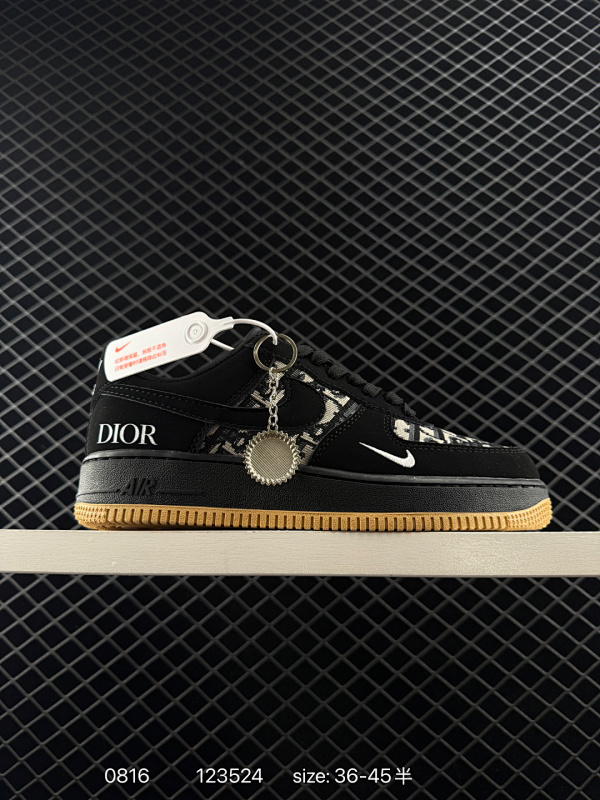 120 公司级✅耐克Nike AIR FORCE 1’07空军一号低帮百搭休闲运动板鞋。柔软、弹性十足的缓震性能和出色的中底设计，横跨复古与现代的外型结合，造就出风靡全球三十多年的Force 1。 货