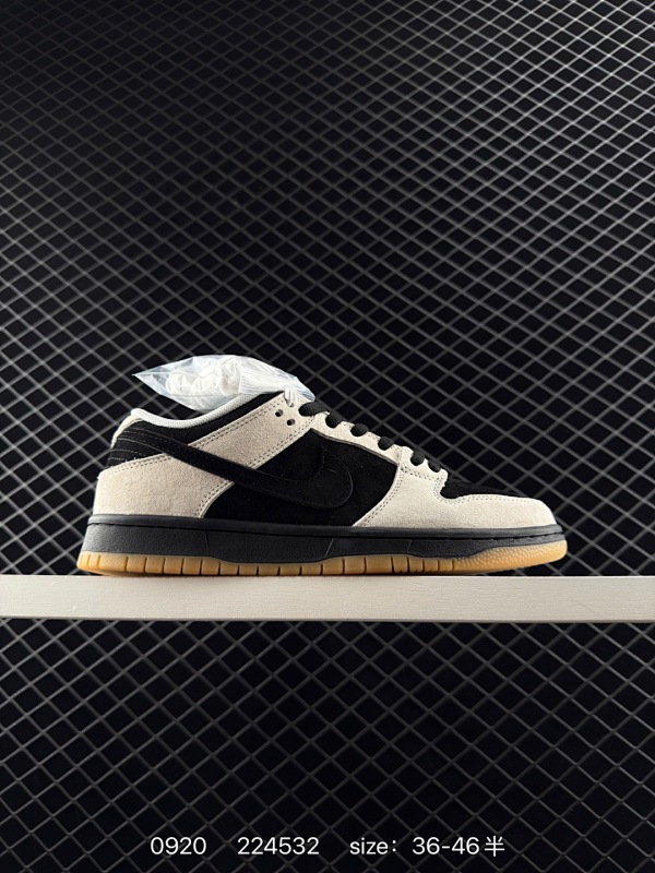 160 耐克Nike SB Dunk Low 扣篮系列复古低帮休闲运动滑板板鞋。采用脚感柔软舒适ZoomAir气垫，有效吸收滑板等极限运动在落地时带来的冲击力，为街头运动者们提供好的保护！ 货号：HF