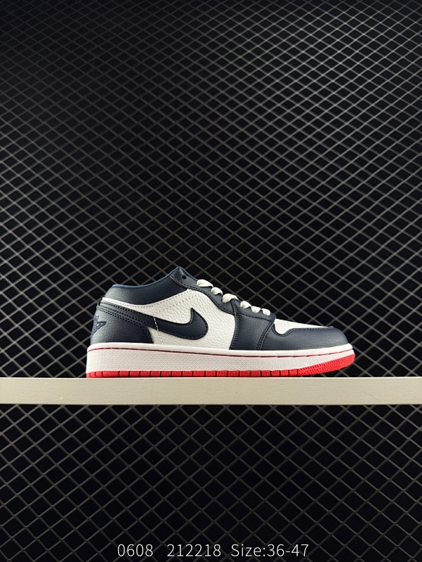 90 Travis Scott x Air Jordan 1 Low "Canary" 低帮 黄白蓝倒勾联名 AJ1 乔丹1代 aj1 乔1 低邦 黄白倒勾联名 乔丹篮球鞋系列 鞋身延续了此前的设计，