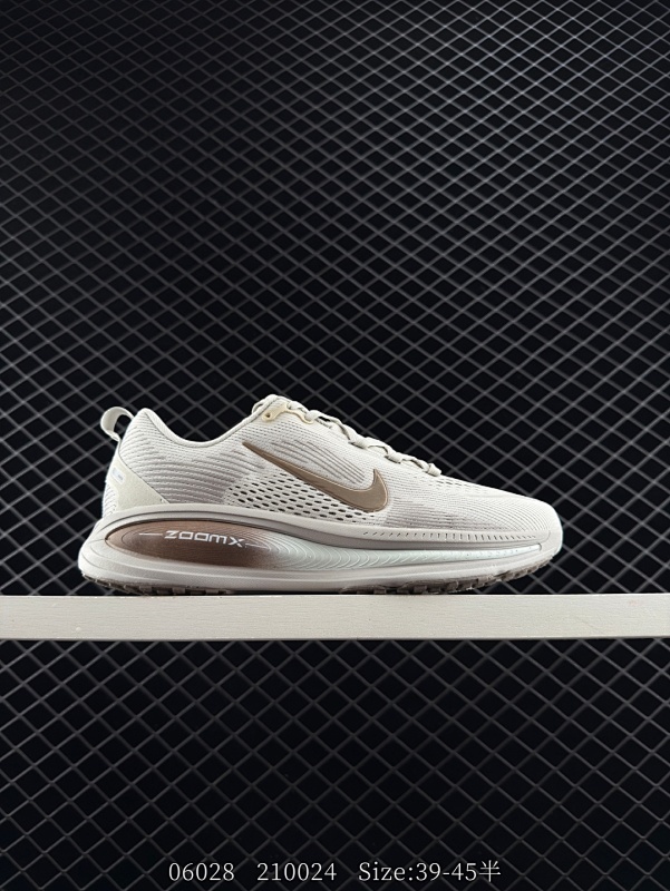 120 公司级✅Nike VOMERO 18 耐克 舒适减震防滑 低帮跑步鞋 全掌ReactX泡绵中底 前掌和后跟还配备了Air Zoom气垫单元 据说跑起来更快更舒适哦 这次最大的升级点 首次引入了