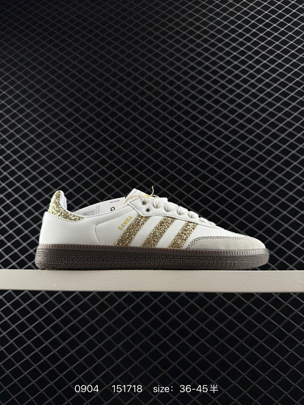 90 阿迪达斯 Adidas Originals Gazelle Indoor 复古三叶草防滑透明橡胶板鞋经典运动鞋。这款经典鞋,忠于原版设计,缀撞色三条纹和鞋跟饰片。采用翻毛皮皮革鞋面,穿着舒适,搭