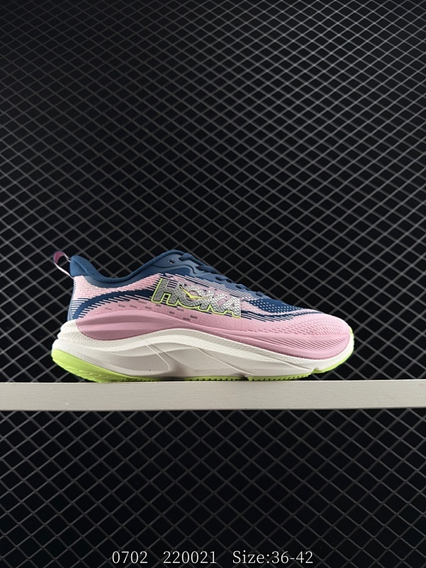 105 HOKA ONE ONE  Skyflow 匠心独运的运动跑鞋 厚底增高老爹鞋 HOKA Skyflow 采用了精致的纱架提花鞋面，缔造出一种宛如量身定制般的贴合感。其选用的材料与HOKA M