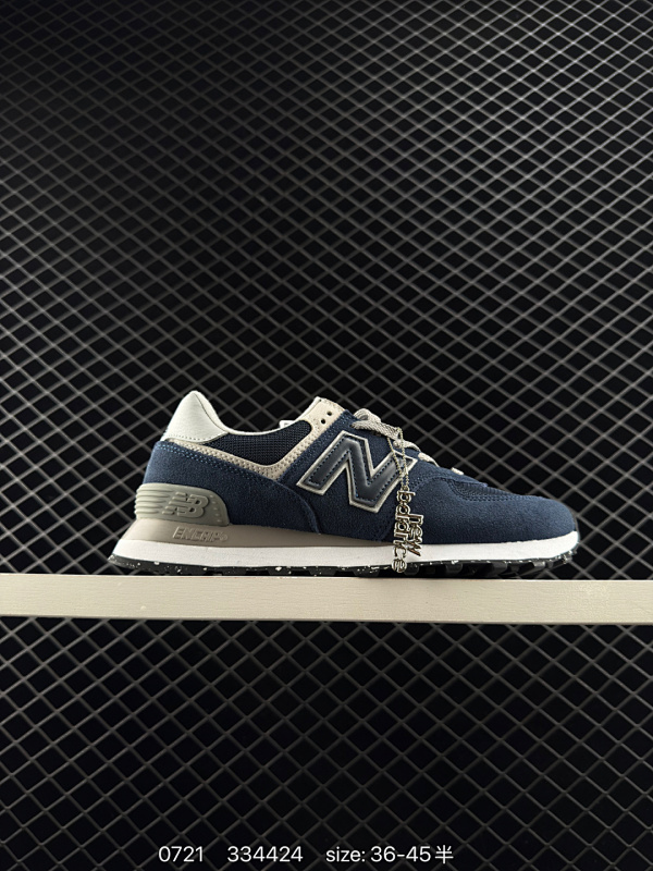 150 New Balance 2002R 复古单品 新百伦经典配色 沿袭了面世之初的经典科技，以ENCAP中底配以升级版N-ERGY缓震物料。鞋面则采用特色的柔软麂皮搭以NewBalance经典的尼