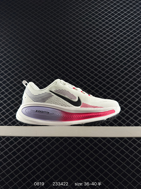 110 Nike VOMERO 18 耐克 舒适减震防滑 低帮跑步鞋 全掌ReactX泡绵中底 前掌和后跟还配备了Air Zoom气垫单元 据说跑起来更快更舒适哦 这次最大的升级点 首次引入了Reac